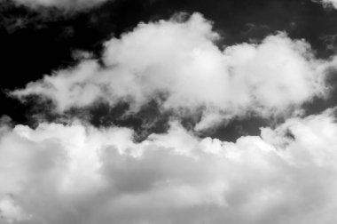 Gökyüzündeki bulutlar siyah ve beyaz bulutlar gökyüzünde siyah ve beyaz. Siyah arkaplanda bulutlar