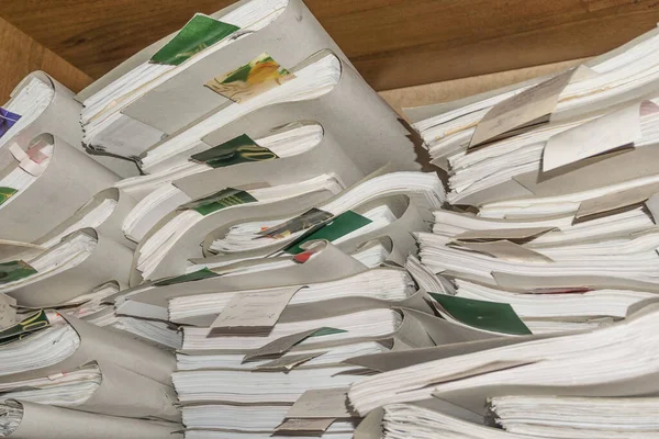 Belgeler arşivde duruyor. Belgeler arşiv odasının raflarında. Ofis rafları dosyalarla dolu dolapta.