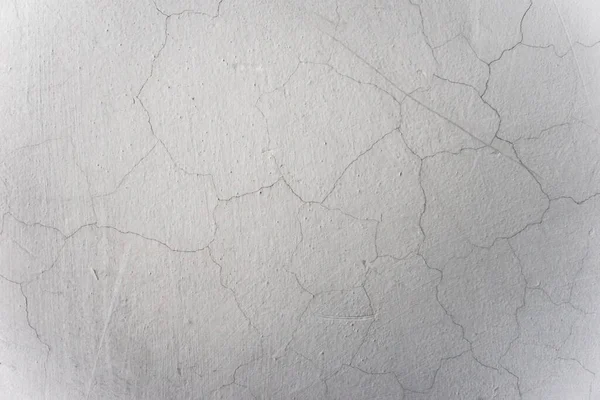 古い白い壁の背景のテクスチャ 亀裂とスタッコ 破壊された表面 割れた石膏 — ストック写真