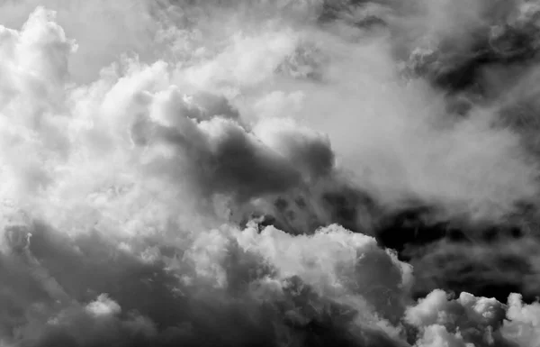 Nubes Cielo Nubes Blancas Negras Cielo Blanco Negro Nubes Sobre —  Fotos de Stock