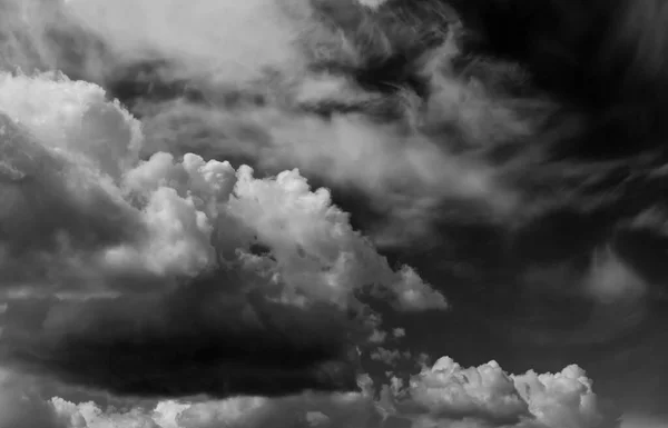 Nubes Cielo Nubes Blancas Negras Cielo Blanco Negro Nubes Sobre —  Fotos de Stock