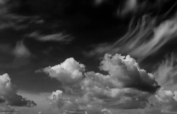 Nuvole Nel Cielo Nuvole Bianche Nere Nel Cielo Bianco Nero — Foto Stock