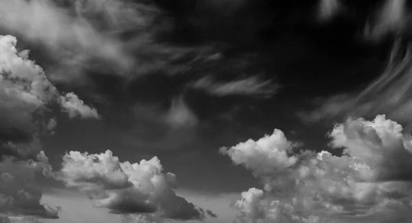 Nubes Cielo Nubes Blancas Negras Cielo Blanco Negro Nubes Sobre —  Fotos de Stock