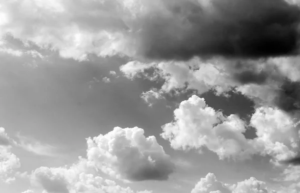 Nubes Cielo Nubes Blancas Negras Cielo Blanco Negro Nubes Sobre —  Fotos de Stock