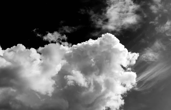 Nubes Cielo Nubes Blancas Negras Cielo Blanco Negro Nubes Sobre —  Fotos de Stock