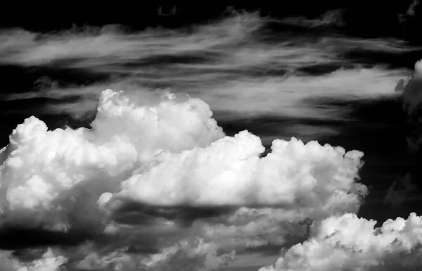 天空中乌云乌云 天空中白云乌云 黑色背景上的云彩 — 图库照片