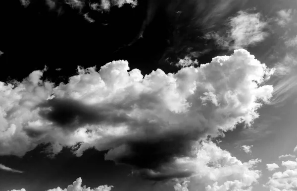 Nubes Cielo Nubes Blancas Negras Cielo Blanco Negro Nubes Sobre —  Fotos de Stock