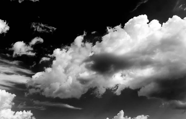 Felhők Égen Fekete Fehér Felhők Égen Fekete Fehér Felhők Egy — Stock Fotó