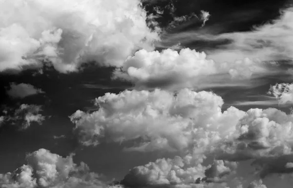 Felhők Égen Fekete Fehér Felhők Égen Fekete Fehér Felhők Egy — Stock Fotó