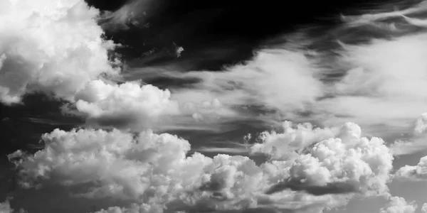 Σύννεφα Στον Ουρανό Μαύρο Και Άσπρο Σύννεφα Στον Ουρανό Μαύρο — Φωτογραφία Αρχείου