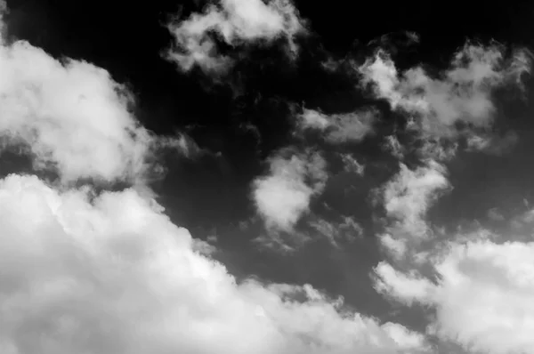 天空中乌云乌云 天空中白云乌云 黑色背景上的云彩 — 图库照片