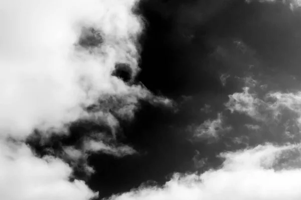 Σύννεφα Στον Ουρανό Μαύρο Και Άσπρο Σύννεφα Στον Ουρανό Μαύρο — Φωτογραφία Αρχείου