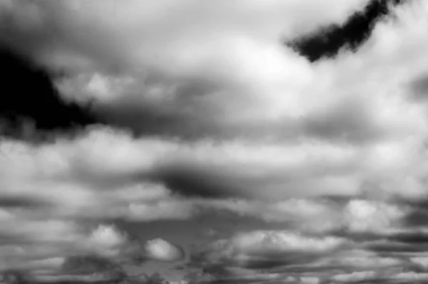 空の雲黒と白空の雲黒と白 黒い背景に雲があり — ストック写真