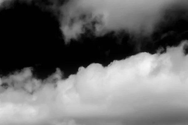 Nubes Cielo Nubes Blancas Negras Cielo Blanco Negro Nubes Sobre —  Fotos de Stock