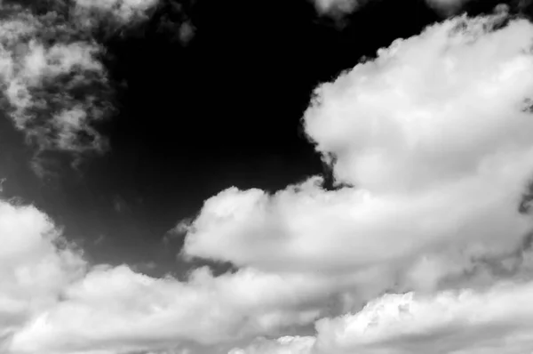天空中乌云乌云 天空中白云乌云 黑色背景上的扩音器 — 图库照片
