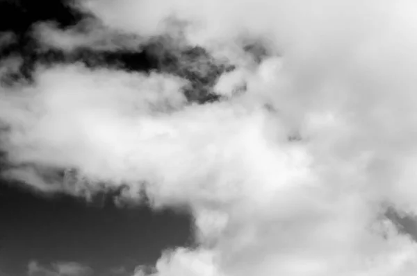 天空中乌云乌云 天空中白云乌云 黑色背景上的扩音器 — 图库照片