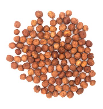 Beyaz arka planda fındık fıstığı. Soyulmuş fileto