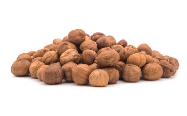 Beyaz arka planda fındık fıstığı. Soyulmuş fileto