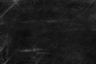 Beyaz çizikler ve aşınma dokusu olan eski siyah bir duvar. tebeşirle desenli grunge siyah tahta