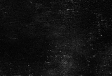 Beyaz çizikler ve aşınma dokusu olan eski siyah bir duvar. tebeşirle desenli grunge siyah tahta