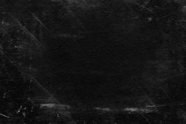 Beyaz çizikler ve aşınma dokusu olan eski siyah bir duvar. tebeşirle desenli grunge siyah tahta