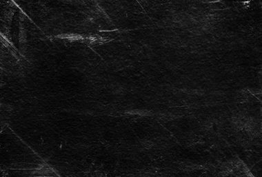 Beyaz çizikler ve aşınma dokusu olan eski siyah bir duvar. tebeşirle desenli grunge siyah tahta