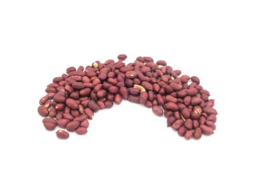 Beyaz arka planda kabukta yer fıstığı