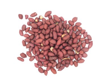 Beyaz arka planda kabukta yer fıstığı