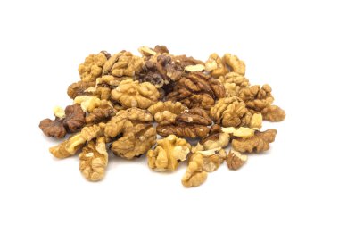 Beyaz arkaplanda soyulmuş ceviz