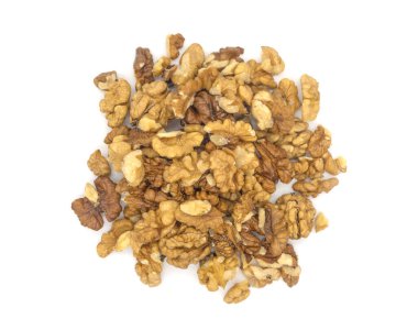 Beyaz arkaplanda soyulmuş ceviz