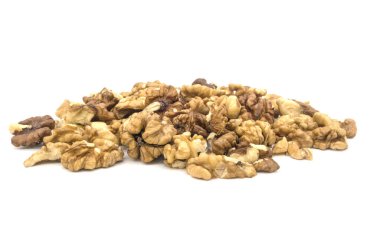 Beyaz arkaplanda soyulmuş ceviz