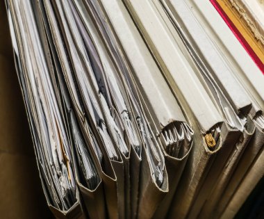 Belgeler arşivde duruyor. Kutusunda belgeler olan eski dosyalar. ofis dosyaları arkaplan dokusu, yakın plan