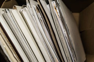 Belgeler arşivde duruyor. Kutusunda belgeler olan eski dosyalar. ofis dosyaları arkaplan dokusu, yakın plan
