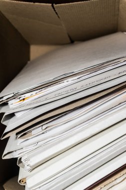Belgeler arşivde duruyor. Kutusunda belgeler olan eski dosyalar. ofis dosyaları arkaplan dokusu, yakın plan