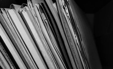 Belgeler arşivde duruyor. Kutusunda belgeler olan eski dosyalar. ofis dosyaları arkaplan dokusu, yakın plan