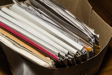 Belgeler arşivde duruyor. Kutusunda belgeler olan eski dosyalar. ofis dosyaları arkaplan dokusu, yakın plan