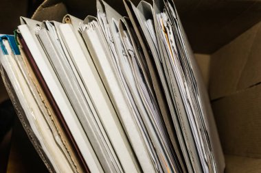 Belgeler arşivde duruyor. Kutusunda belgeler olan eski dosyalar. ofis dosyaları arkaplan dokusu, yakın plan