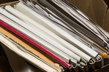 Belgeler arşivde duruyor. Kutusunda belgeler olan eski dosyalar. ofis dosyaları arkaplan dokusu, yakın plan