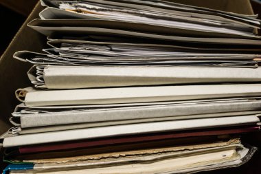 Belgeler arşivde duruyor. Kutusunda belgeler olan eski dosyalar. ofis dosyaları arkaplan dokusu, yakın plan