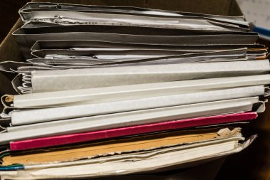 Belgeler arşivde duruyor. Kutusunda belgeler olan eski dosyalar. ofis dosyaları arkaplan dokusu, yakın plan