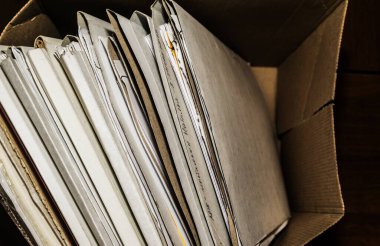 Belgeler arşivde duruyor. Kutusunda belgeler olan eski dosyalar. ofis dosyaları arkaplan dokusu, yakın plan