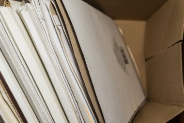 Belgeler arşivde duruyor. Kutusunda belgeler olan eski dosyalar. ofis dosyaları arkaplan dokusu, yakın plan