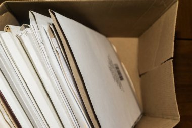 Belgeler arşivde duruyor. Kutusunda belgeler olan eski dosyalar. ofis dosyaları arkaplan dokusu, yakın plan