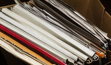 Belgeler arşivde duruyor. Kutusunda belgeler olan eski dosyalar. ofis dosyaları arkaplan dokusu, yakın plan