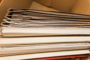 Belgeler arşivde duruyor. Kutusunda belgeler olan eski dosyalar. ofis dosyaları arkaplan dokusu, yakın plan