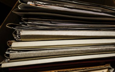 Belgeler arşivde duruyor. Kutusunda belgeler olan eski dosyalar. ofis dosyaları arkaplan dokusu, yakın plan