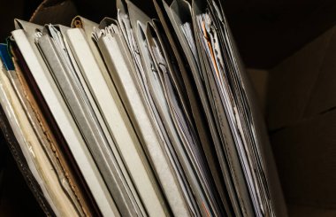 Belgeler arşivde duruyor. Kutusunda belgeler olan eski dosyalar. ofis dosyaları arkaplan dokusu, yakın plan