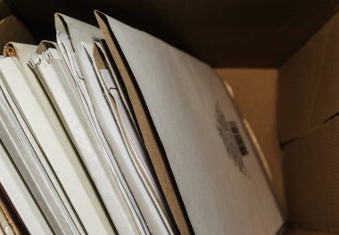 Belgeler arşivde duruyor. Kutusunda belgeler olan eski dosyalar. ofis dosyaları arkaplan dokusu, yakın plan