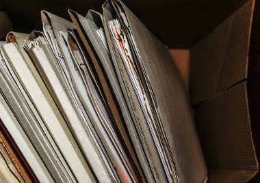 Belgeler arşivde duruyor. Kutusunda belgeler olan eski dosyalar. ofis dosyaları arkaplan dokusu, yakın plan
