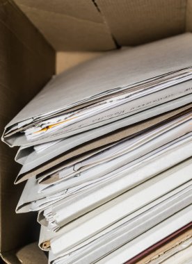 Belgeler arşivde duruyor. Kutusunda belgeler olan eski dosyalar. ofis dosyaları arkaplan dokusu, yakın plan